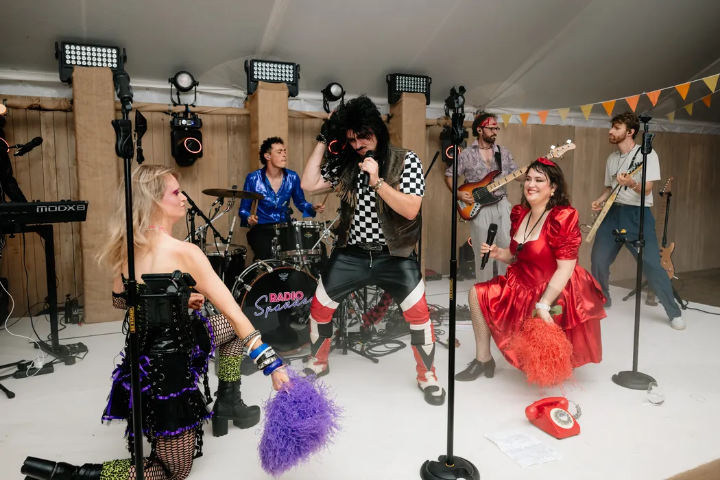 Radio Spandex zangers en muzikanten brengen een energieke 80's liveshow met flashy kostuums. Foto: sdinneweth.be