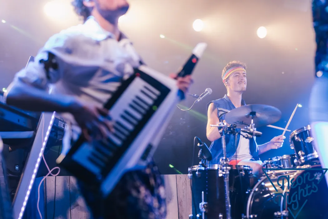 Drummer en keytarist van Radio Spandex spelen live op het podium tijdens Neon Nights in Waregem. Foto: Roland Jalkh