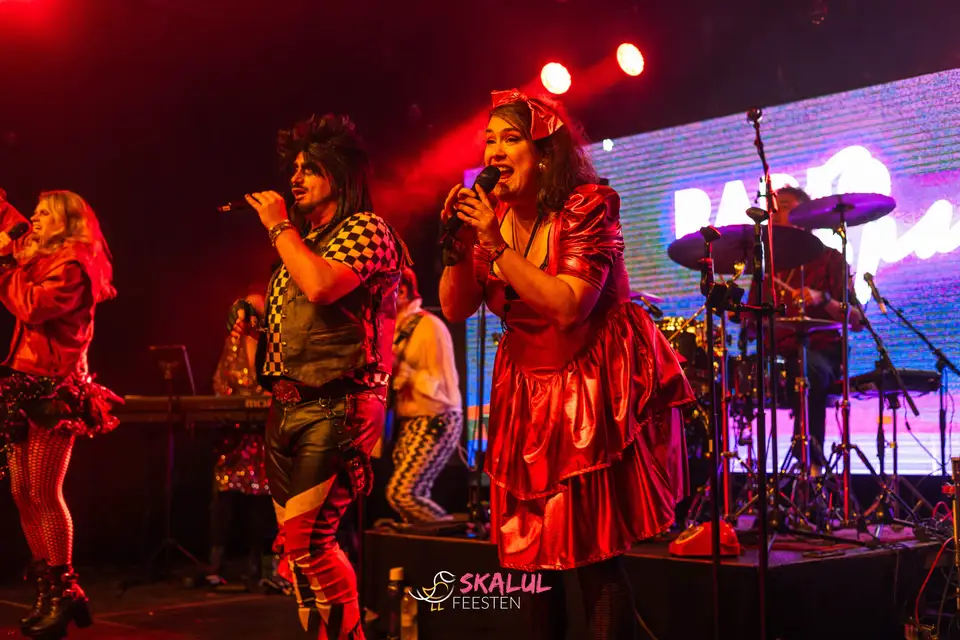80s party cover band Radio Spandex performing live at Skalulfeesten SKF 2026 in Lendelede, featuring singers Stevie Thunder and Dolly Day on stage